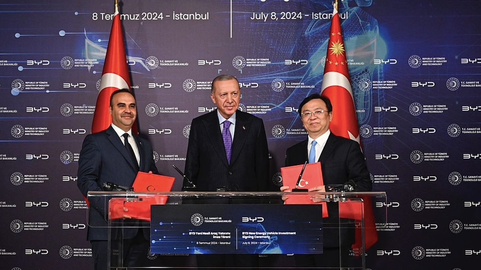 Türkiye Sanayi ve Ticaret BakanI Mehmet Fatih Kacır (solda) Cumhurbaşkanı Recep Tayyip Erdoğan(ortada) ve , BYD Yönetim Kurulu Başkanı Wang Chuanfu (sağda)