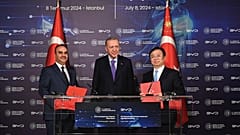 Türkiye Sanayi ve Ticaret BakanI Mehmet Fatih Kacır (solda) Cumhurbaşkanı Recep Tayyip Erdoğan(ortada) ve , BYD Yönetim Kurulu Başkanı Wang Chuanfu (sağda)