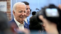 Başkan Joe Biden, 7 Temmuz 2024 Pazar günü Philadelphia'daki bir kampanya ofisinde gönüllüleri selamlıyor.