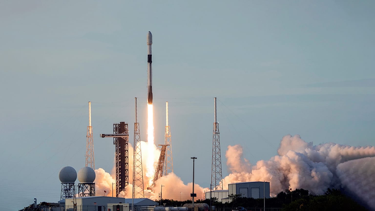 Türkiye'nin altıncı nesil uydusu Türksat 6A, Space X firmasına ait Falcon 9 roketi ile uzaya gönderildi.