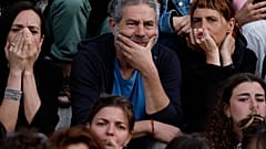 Die Menschen warten auf die Ergebnisse der zweiten Runde der Parlamentswahlen am Sonntag, 7. Juli 2024 in Nantes, Westfrankreich.