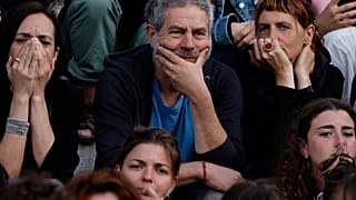 A francia választások második fordulójának eredményét váró emberek Nantes-ben, Nyugat-Franciaországban
