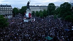 Franceses aguardam os resultados da segunda volta das eleições legislativas, domingo, 7 de julho de 2024, em Nantes, no oeste de França. 