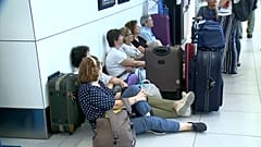 Εκατοντάδες τουρίστες κοιμήθηκαν στο πάτωμα 