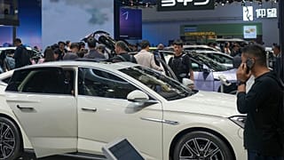 Επισκέπτες εξετάζουν αυτοκίνητα στο περίπτερο της BYD κατά τη διάρκεια της έκθεσης αυτοκινήτου της Κίνας στο Πεκίνο