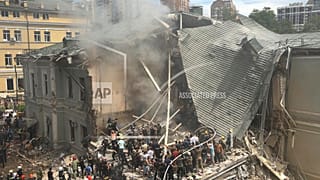 Rescatistas y voluntarios limpian los escombros y buscan víctimas tras el impacto de un misil ruso en el principal hospital infantil del país, Ohmatdy, en Kiev.