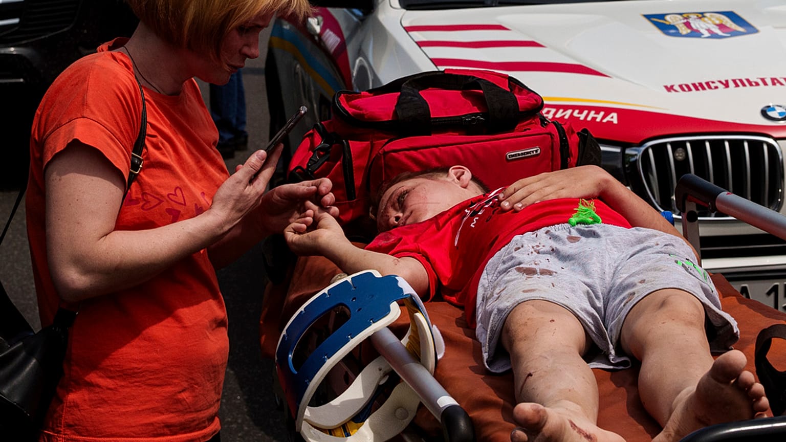 Eine Rettungskraft kümmert sich um einen Jugendlichen in dem von russischen Raketen getroffenen Kinderkrankenhaus von Okhmatdyt in Kiew, Ukraine, Montag, 8. Juli 2024.