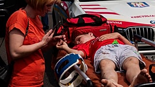 Eine Rettungskraft kümmert sich um einen Jugendlichen in dem von russischen Raketen getroffenen Kinderkrankenhaus von Okhmatdyt in Kiew, Ukraine, Montag, 8. Juli 2024.
