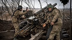Ukrainische Soldaten der 71. Jägerbrigade feuern eine Haubitze M101 auf russische Stellungen an der Frontlinie in der Nähe von Awdijiwka, Region Donezk, 22. März 2024