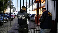 Vor dem Transfer von zwei der Vergewaltigung angeklagten französischen Rugby-Spielern von Buenos Aires nach Mendoza in Argentinien