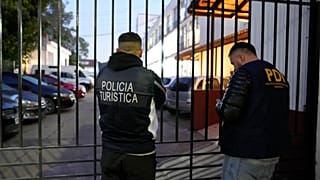 Vor dem Transfer von zwei der Vergewaltigung angeklagten französischen Rugby-Spielern von Buenos Aires nach Mendoza in Argentinien