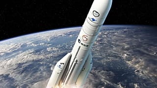 Vista artística de Ariane 6 mientras vuela al espacio con la librea prevista para su primera misión, con marcadores en blanco y negro.