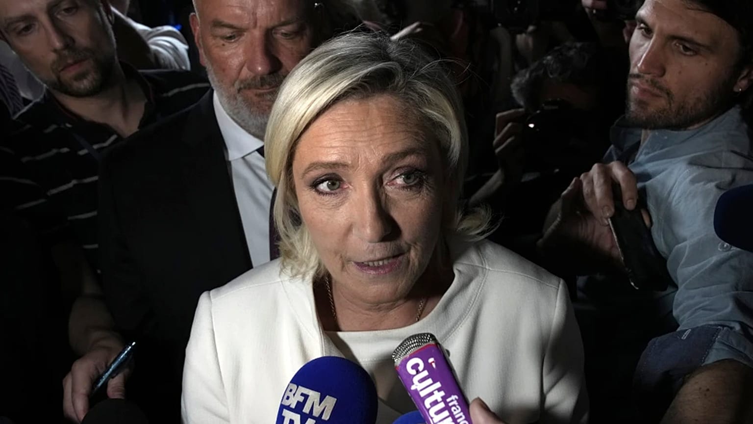 Aşırı sağcı Ulusal Ralli partisi lideri Marine Le Pen, 7 Temmuz 2024'te Paris'teki parti seçim gecesi Genel Merkezinde yasama seçimlerinin ikinci turunun ardından gazetecilere yanıt verdi