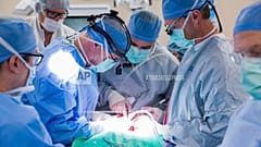 الطاقم الطبي يجري عملية زرع في حنجرة المريض