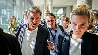 Der Bundesminister für Wirtschaft und Klimaschutz, Robert Habeck, beim Verlassen der Sondersitzung der Bundestagsfraktion seiner Partei in Berlin am 5. Juli 2024.