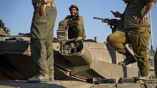 جنود إسرائيليون على دبابتهم بالقرب من الحدود بين إسرائيل وغزة، جنوب إسرائيل، الأربعاء، 5 يونيو 2024
