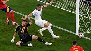 Kylian Mbappe tentant de marquer un but contre l'Espagne.