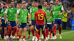 Lo spagnolo Lamine Yamal festeggia con i compagni di squadra dopo aver segnato il primo gol della Spagna durante la semifinale degli Euro 2024 contro la Francia 