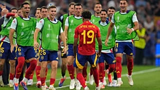 Lo spagnolo Lamine Yamal festeggia con i compagni di squadra dopo aver segnato il primo gol della Spagna durante la semifinale degli Euro 2024 contro la Francia