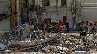 Trabajadores de rescate limpian los escombros del hospital infantil de Okhmatdyt alcanzado por misiles rusos el lunes, en Kiev, Ucrania, martes 9 de julio de 2024.