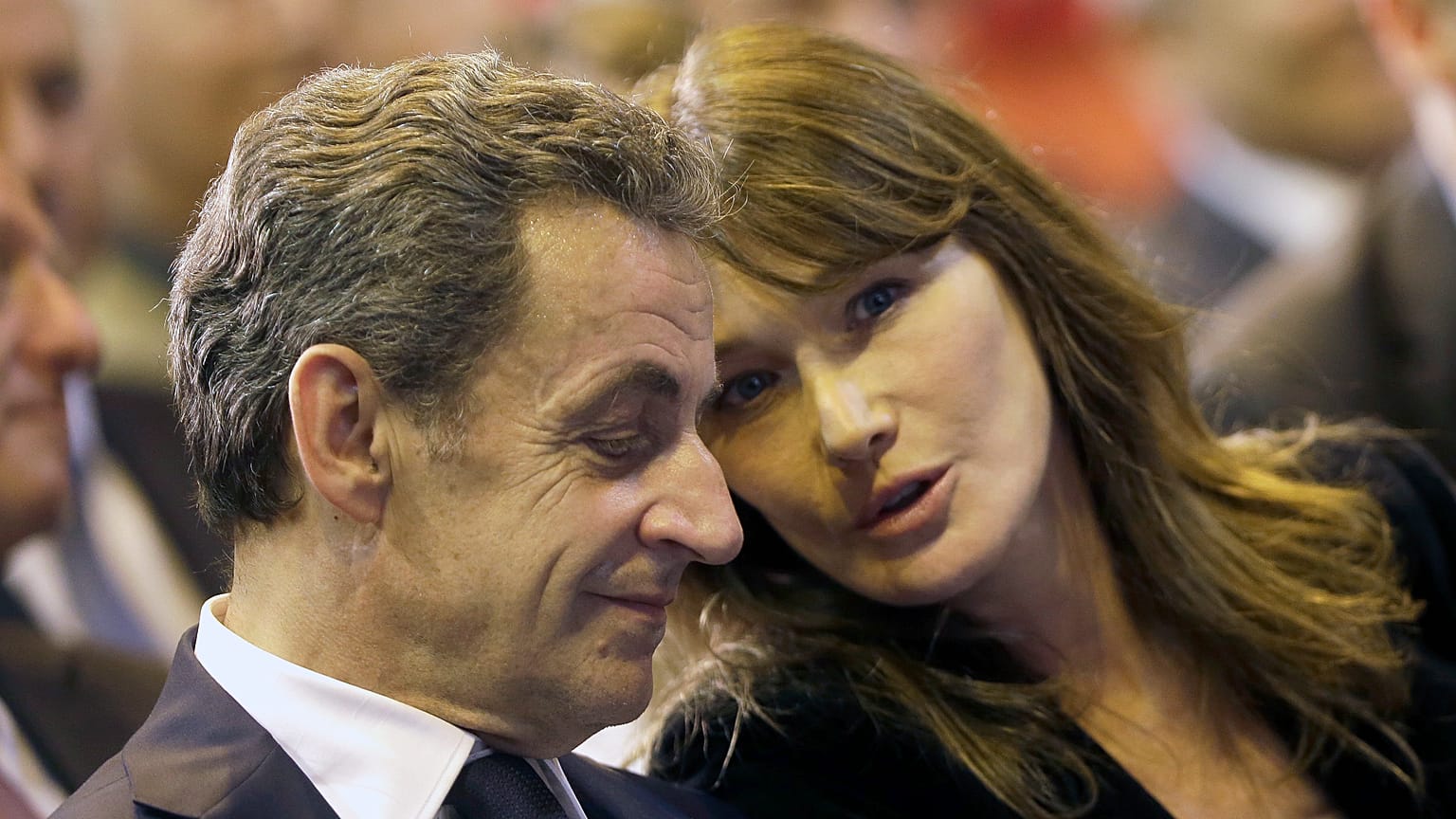El expresidente francés Nicolas Sarkozy habla con su esposa Carla Sarkozy durante una reunión de campaña en Marsella, sur de Francia, el jueves 27 de octubre de 2016.