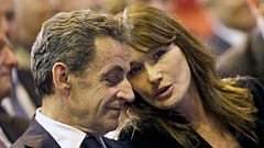 El expresidente francés Nicolas Sarkozy habla con su esposa Carla Sarkozy durante una reunión de campaña en Marsella, sur de Francia, el jueves 27 de octubre de 2016.