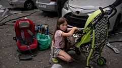 Polina, 10 ans, s'occupe de sa sœur Marina, 3 ans, sur le site de l'hôpital pour enfants Okhmatdyt touché par des missiles russes, à Kiev, en Ukraine, le lundi 8 juillet 2024 (AP Photo/Alex Baben).