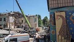 Разбор завалов на месте удара РФ по детской больнице в Киеве, 9 июля
