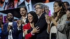 Le leader du parti d'extrême gauche français La France Insoumise, Jean-Luc Melenchon, salue la candidate d'extrême gauche aux élections européennes, Manon Aubry, lors d'un rassemblement politique.