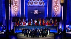 Le président Joe Biden, au premier rang au centre, pose lors d'une photo de famille avec les chefs d'État et de gouvernement des pays alliés, le mardi 9 juillet 2024, à Washington.