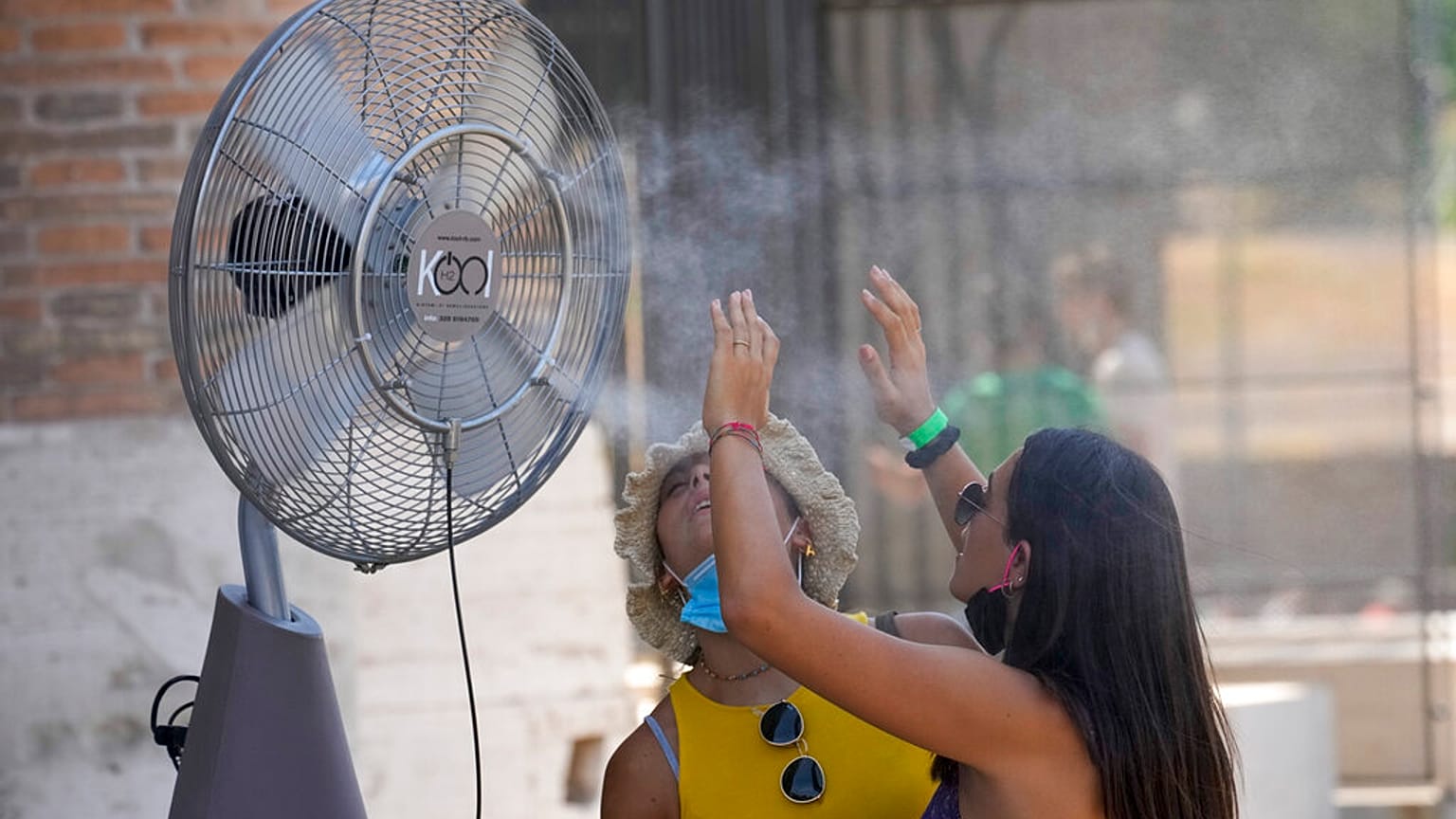 Unas mujeres se refrescan.
