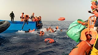 Az SOS Mediterranee segélyszervezet önkéntesei menekülteket húznak ki a vízből