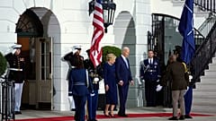 Joe und Jill Biden empfangen NATO-Vertreter im Weißen Haus.