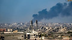 İsrail'in Gazze Şeridi'nin merkezine düzenlediği hava saldırısının ardından dumanlar yükseliyor.
