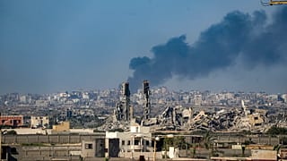 İsrail'in Gazze Şeridi'nin merkezine düzenlediği hava saldırısının ardından dumanlar yükseliyor.