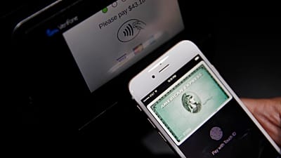 O Apple Pay é demonstrado após o seu lançamento. 