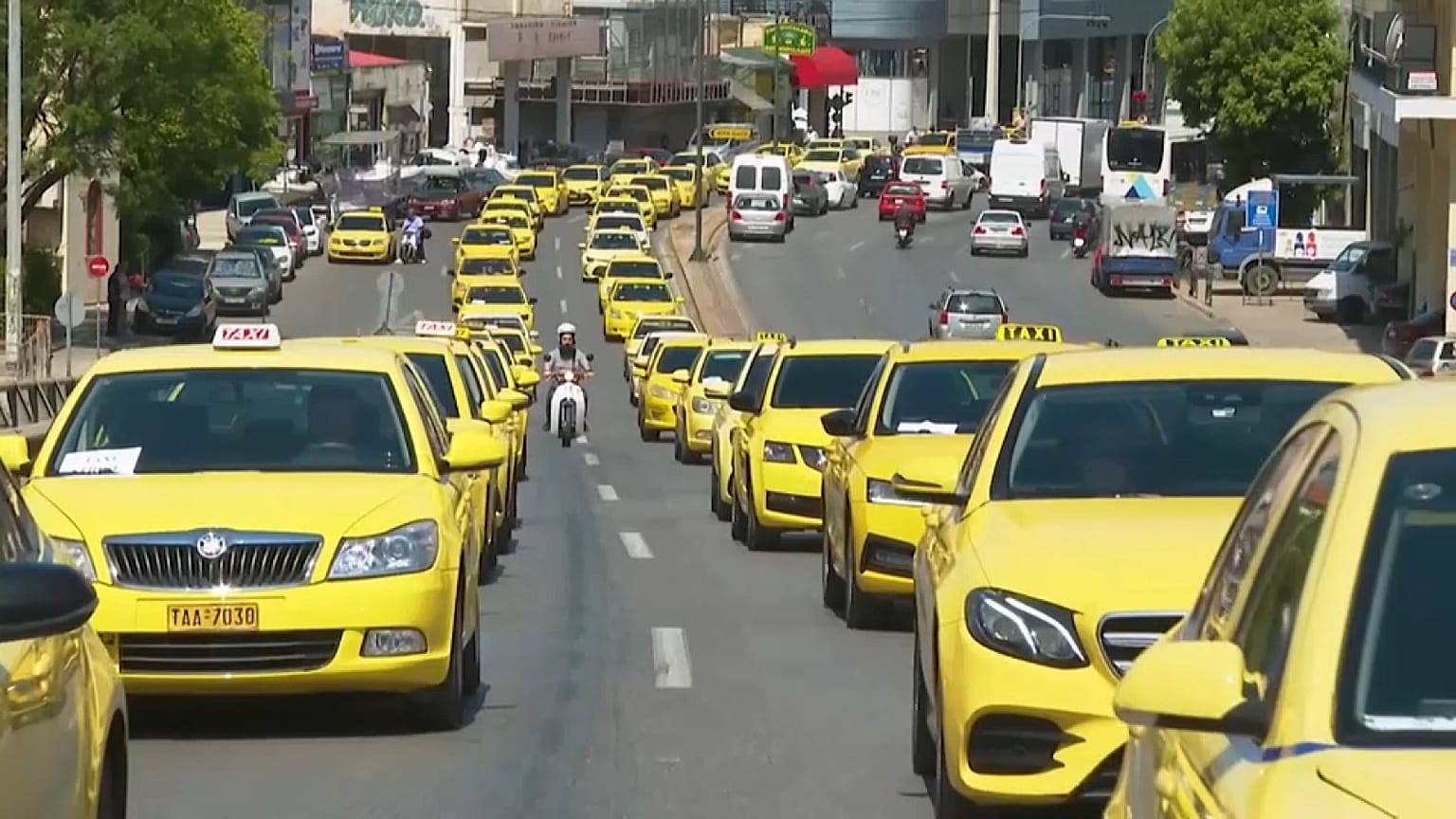 سائقو الأجرة في أثينا ينفذون إضرابا احتجاجا على مشروع قانون جديد