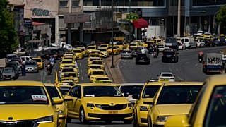 Des chauffeurs de taxi conduisent leurs véhicules alors qu'ils manifestent à Athènes, le jeudi 11 juillet 2024.