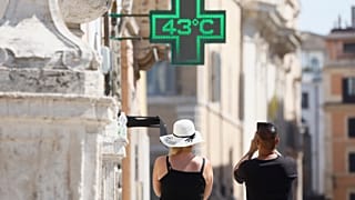 Un homme prend une photo de la température de 43 degrés C (109 degrés F) enregistrée au soleil à l'extérieur d'une pharmacie dans le centre de Rome, jeudi 11 juillet 2024.