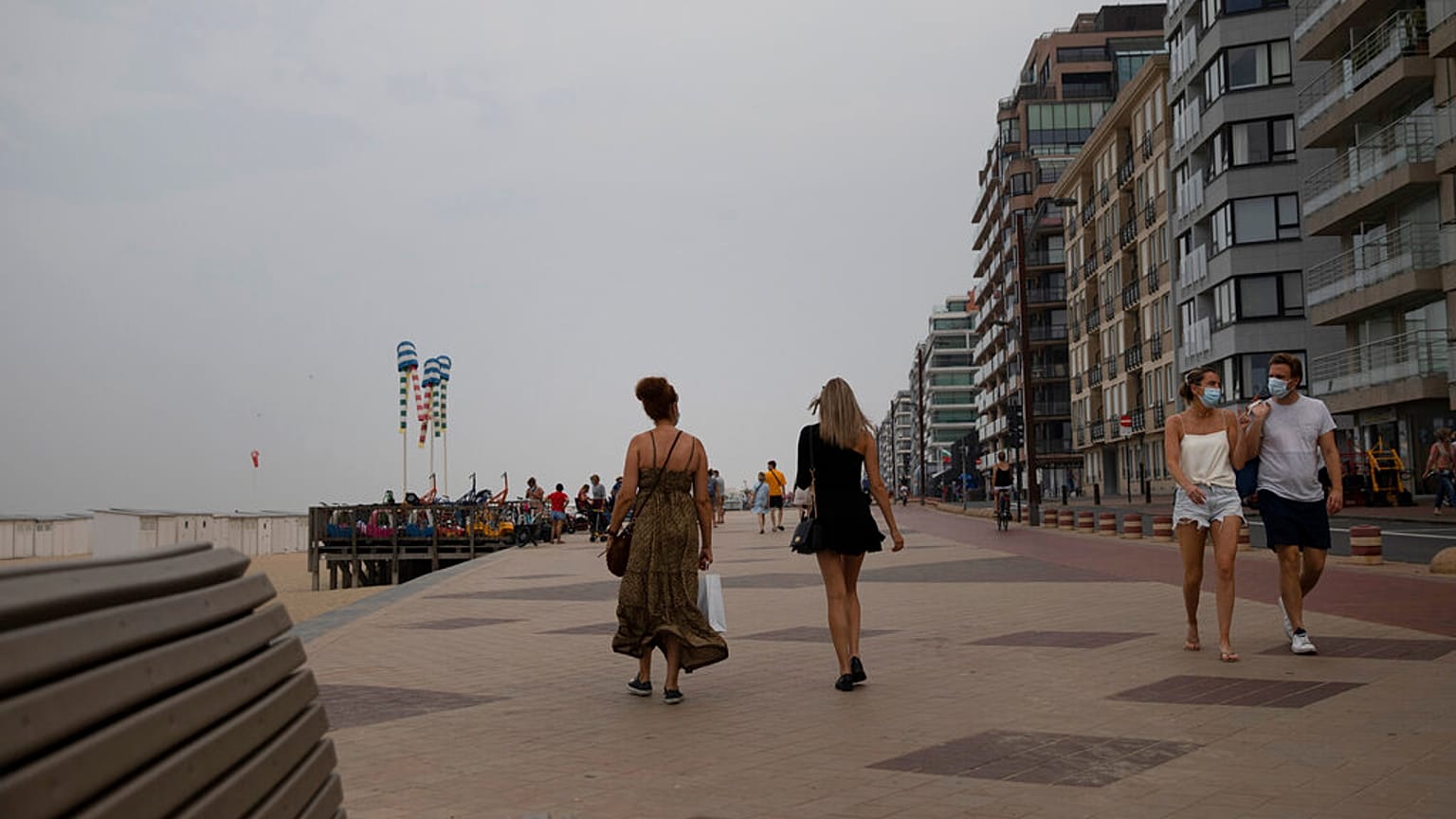 Menschen an der Promenade von Knokke (Archivbild)