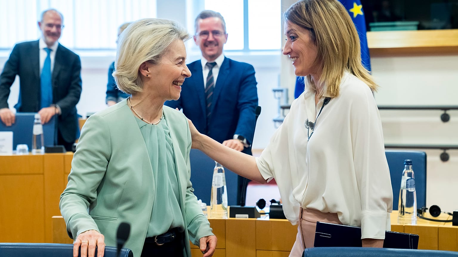 Η Ursula von der Leyen (αριστερά) και η πρόεδρος του Ευρωπαϊκού Κοινοβουλίου Roberta Metsola