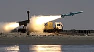 صورة أرشيفية لإطلاق صاروخ "نور" الإيراني خلال مناورات بحرية في 11 مايو/أيار 2010