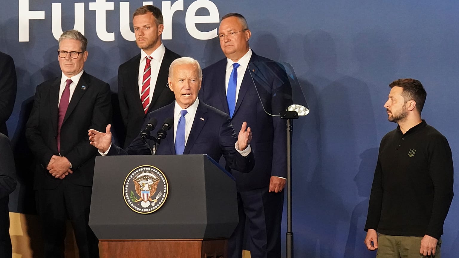 El Primer Ministro británico Starmer, a la izquierda, y el Presidente ucraniano Zelenskyy, a la derecha, observan la intervención del Presidente estadounidense Biden en la Cumbre de la OTAN en Washington, el 1 de julio.