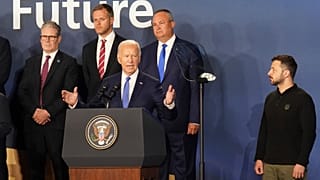 Der britische Premierminister Starmer und der ukrainische Präsident Zelenskyy sehen zu, wie US-Präsident Biden am 1. Juli auf dem NATO-Gipfel in Washington spricht.