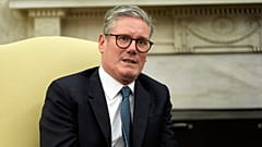 İngiltere Başbakanı Keir Starmer, 10 Temmuz 2024 Çarşamba günü Washington'da Beyaz Saray Oval Ofis'te Başkan Joe Biden ile görüşürken dinliyor.
