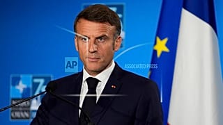 Frankreichs Präsident Emmanuel Macron lehnt eine linke Regierung ab, obwohl das Linksbündnis "Neue Volksfront" die Parlamentswahl gewonnen hat. 