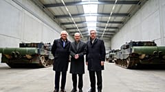 Armin Papperger, PDG de Rheinmetall, le chancelier allemand Olaf Scholz et Boris Pistorius, ministre allemand de la Défense