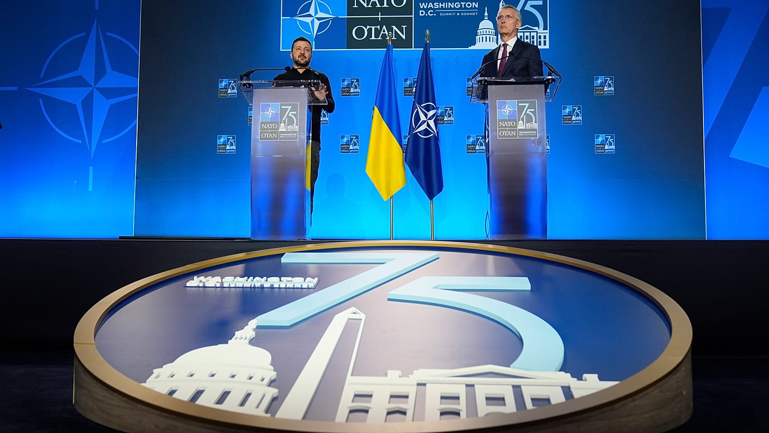 El presidente de Ucrania, Volodymyr Zelenskyy, y el secretario general de la OTAN, Jens Stoltenberg, hablan durante una rueda de prensa en la cumbre de la OTAN en Washington, el jueves 11 de julio de 2024.