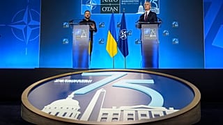 El presidente de Ucrania, Volodymyr Zelenskyy, y el secretario general de la OTAN, Jens Stoltenberg, hablan durante una rueda de prensa en la cumbre de la OTAN en Washington, el jueves 11 de julio de 2024.