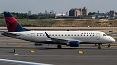 Αεροπλάνο της Delta απογειώνεται από το αεροδρόμιο LaGuardia, Τετάρτη 10 Ιουλίου 2024, στο Κουίνς της Νέας Υόρκης. (AP Photo/Julia Nikhinson)